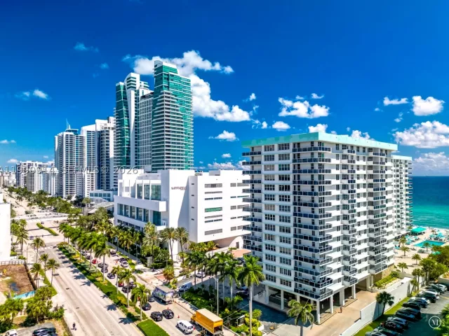 2-bedroom condo for sale in Hollywood - 3725 S Ocean Dr PH18 - MondialRealty