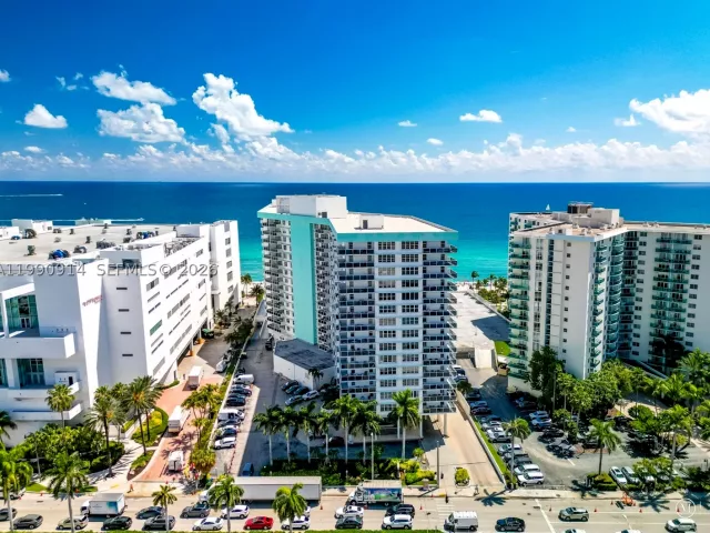 2-bedroom condo for sale in Hollywood - 3725 S Ocean Dr PH18 - MondialRealty