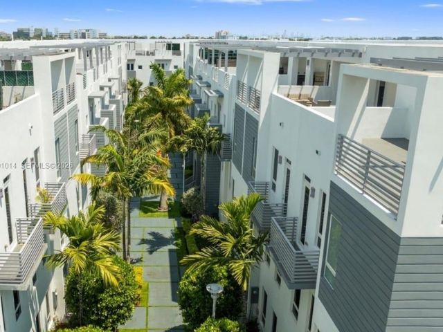 4-bedroom home for sale in Doral - 9133 NW 33rd St - MondialRealty