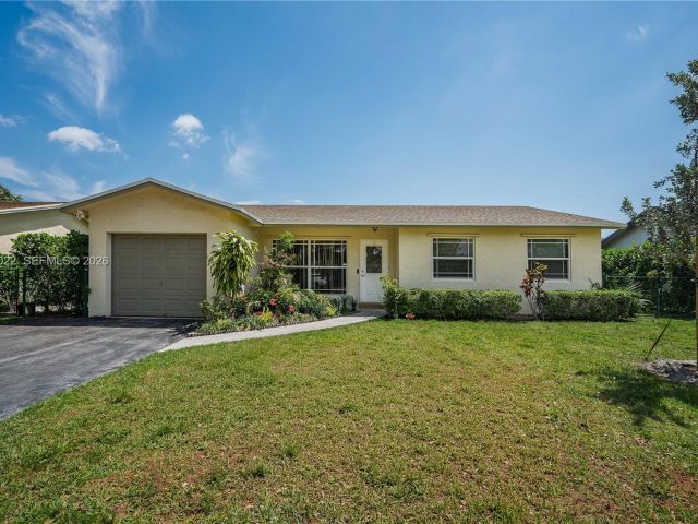 3-bedroom home for sale in Pembroke Pines - 401 NW 83rd Way - MondialRealty