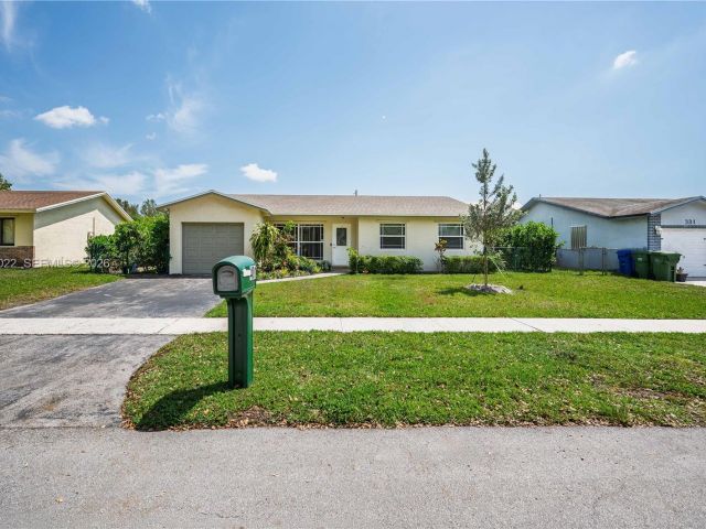 3-bedroom home for sale in Pembroke Pines - 401 NW 83rd Way - MondialRealty