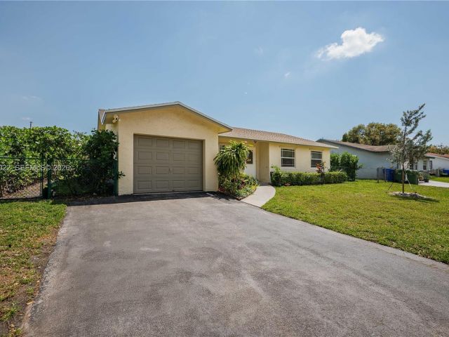 3-bedroom home for sale in Pembroke Pines - 401 NW 83rd Way - MondialRealty