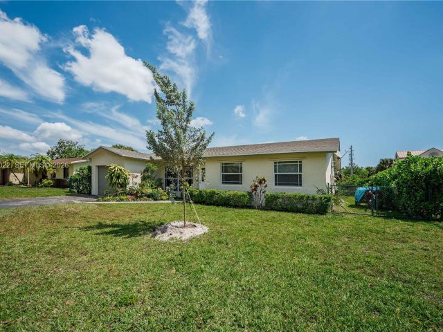 3-bedroom home for sale in Pembroke Pines - 401 NW 83rd Way - MondialRealty
