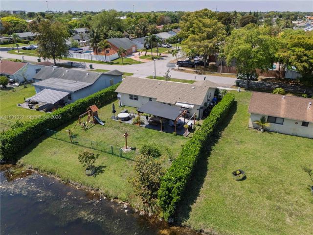 3-bedroom home for sale in Pembroke Pines - 401 NW 83rd Way - MondialRealty