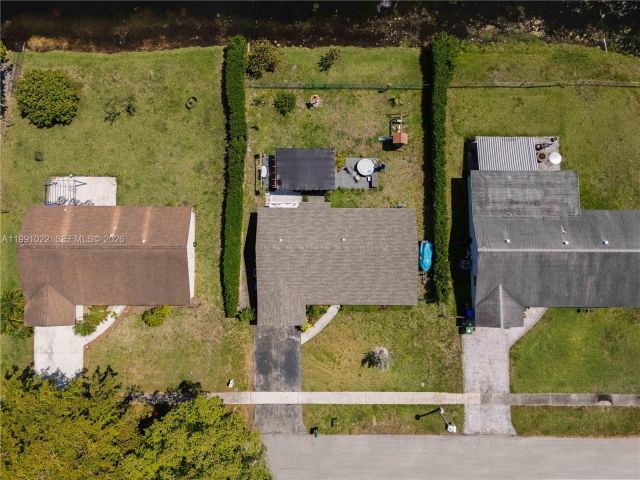 3-bedroom home for sale in Pembroke Pines - 401 NW 83rd Way - MondialRealty