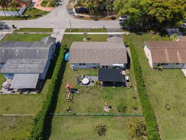 3-bedroom home for sale in Pembroke Pines - 401 NW 83rd Way - MondialRealty