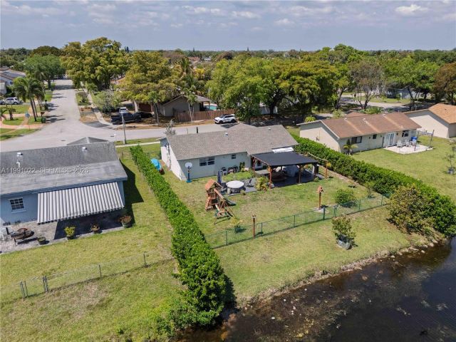 3-bedroom home for sale in Pembroke Pines - 401 NW 83rd Way - MondialRealty