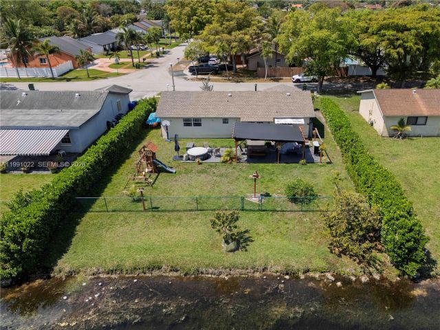 3-bedroom home for sale in Pembroke Pines - 401 NW 83rd Way - MondialRealty