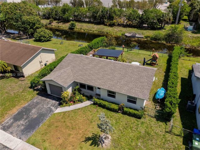 3-bedroom home for sale in Pembroke Pines - 401 NW 83rd Way - MondialRealty