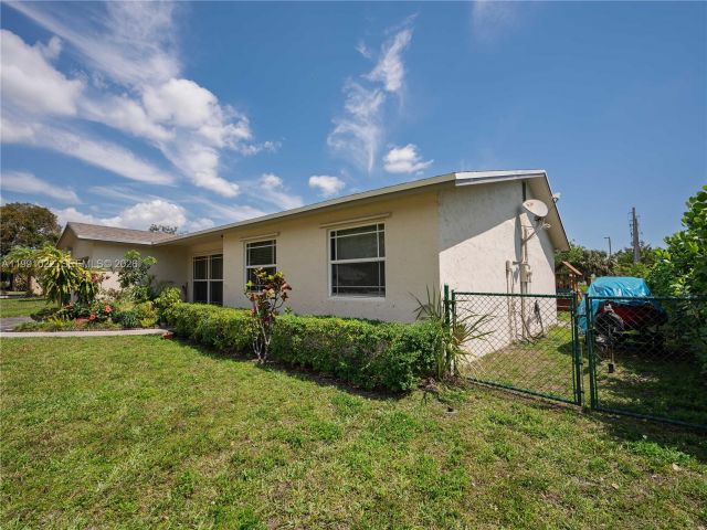 3-bedroom home for sale in Pembroke Pines - 401 NW 83rd Way - MondialRealty