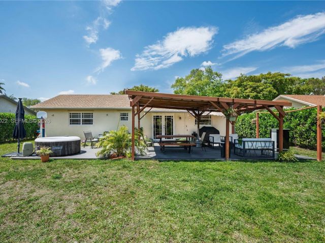 3-bedroom home for sale in Pembroke Pines - 401 NW 83rd Way - MondialRealty