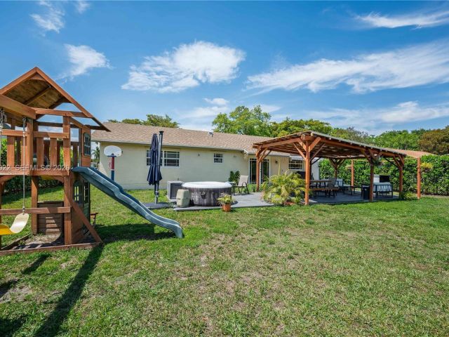 3-bedroom home for sale in Pembroke Pines - 401 NW 83rd Way - MondialRealty