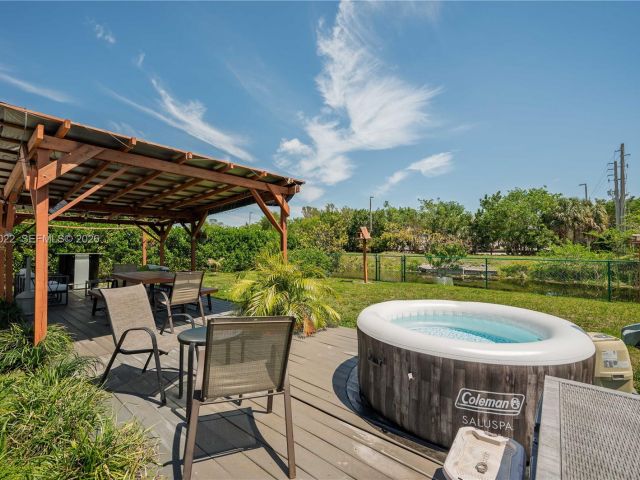 3-bedroom home for sale in Pembroke Pines - 401 NW 83rd Way - MondialRealty