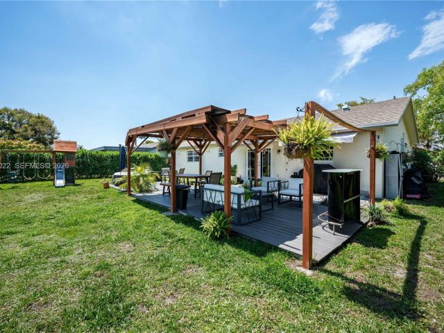 3-bedroom home for sale in Pembroke Pines - 401 NW 83rd Way - MondialRealty