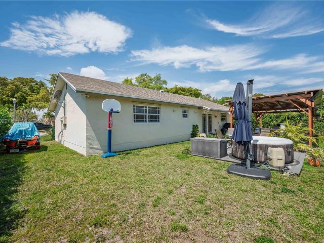 3-bedroom home for sale in Pembroke Pines - 401 NW 83rd Way - MondialRealty