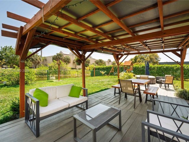 3-bedroom home for sale in Pembroke Pines - 401 NW 83rd Way - MondialRealty