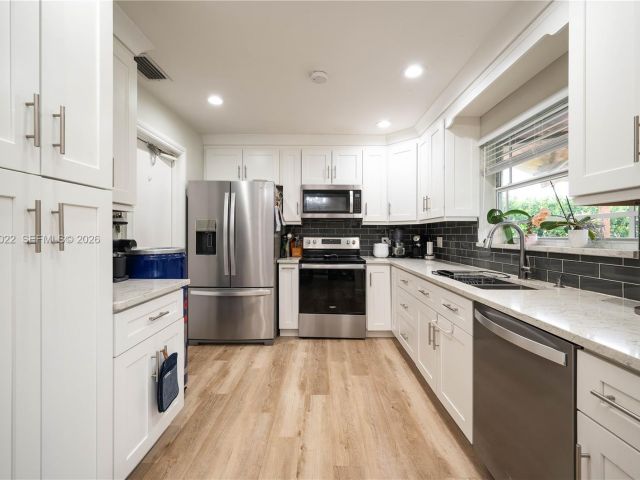 3-bedroom home for sale in Pembroke Pines - 401 NW 83rd Way - MondialRealty