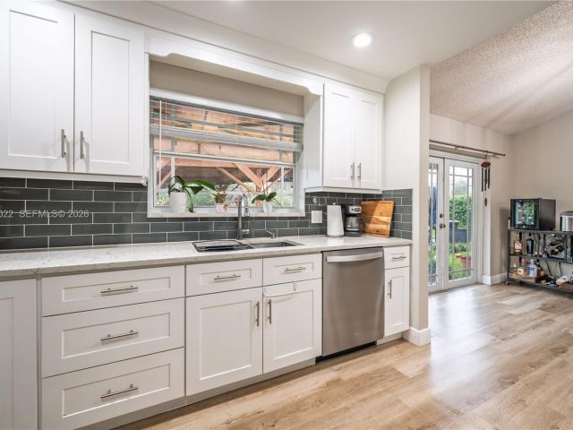 3-bedroom home for sale in Pembroke Pines - 401 NW 83rd Way - MondialRealty