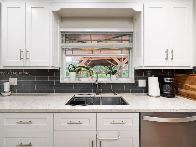 3-bedroom home for sale in Pembroke Pines - 401 NW 83rd Way - MondialRealty