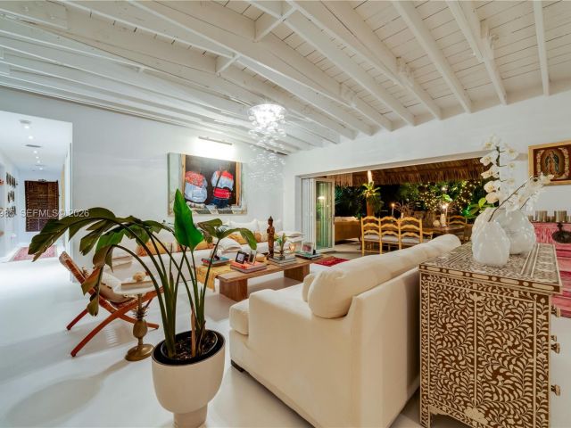 5-bedroom home for rent in Key Biscayne - 330 Gulf Rd - MondialRealty