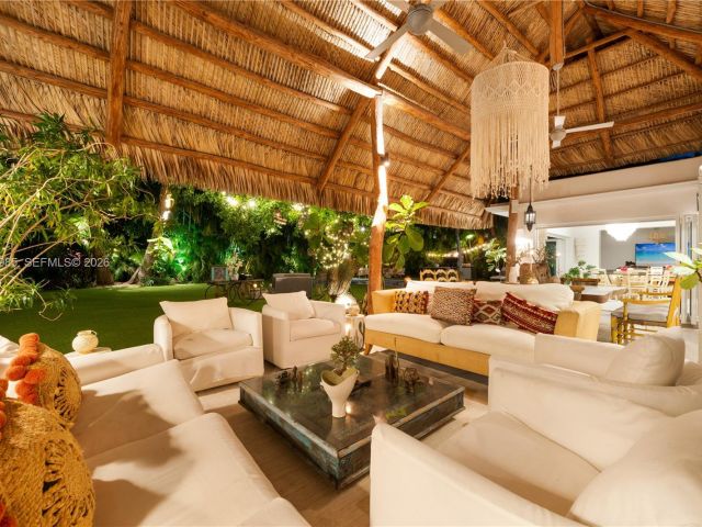 5-bedroom home for rent in Key Biscayne - 330 Gulf Rd - MondialRealty