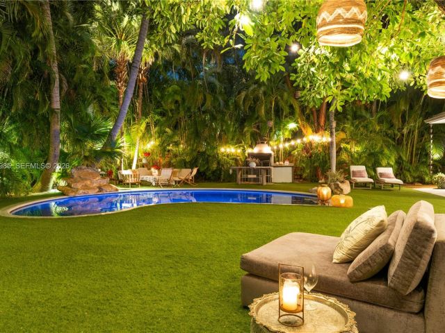 5-bedroom home for rent in Key Biscayne - 330 Gulf Rd - MondialRealty