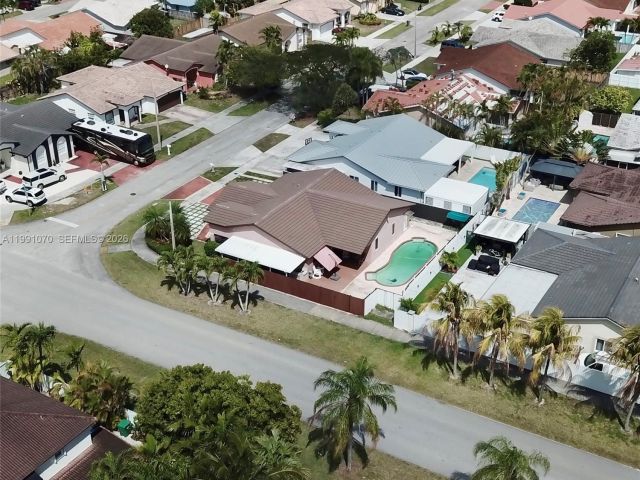4-bedroom home for sale in Miami - 15182 SW 171st St - MondialRealty