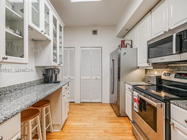 2-bedroom condo for sale in Miami - 888 Brickell Key Dr 807 - MondialRealty