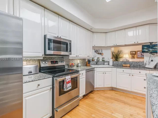 2-bedroom condo for sale in Miami - 888 Brickell Key Dr 807 - MondialRealty