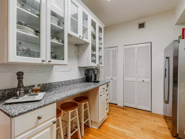 2-bedroom condo for sale in Miami - 888 Brickell Key Dr 807 - MondialRealty