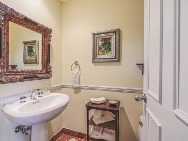 2-bedroom condo for sale in Miami - 888 Brickell Key Dr 807 - MondialRealty