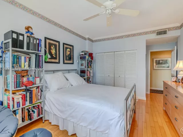 2-bedroom condo for sale in Miami - 888 Brickell Key Dr 807 - MondialRealty