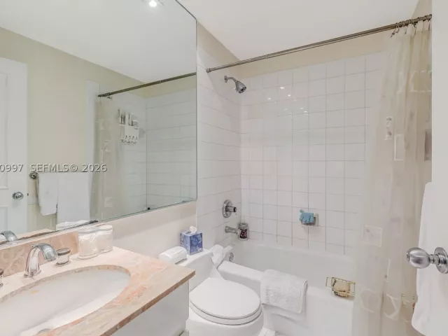 2-bedroom condo for sale in Miami - 888 Brickell Key Dr 807 - MondialRealty