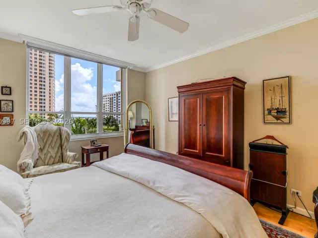 2-bedroom condo for sale in Miami - 888 Brickell Key Dr 807 - MondialRealty