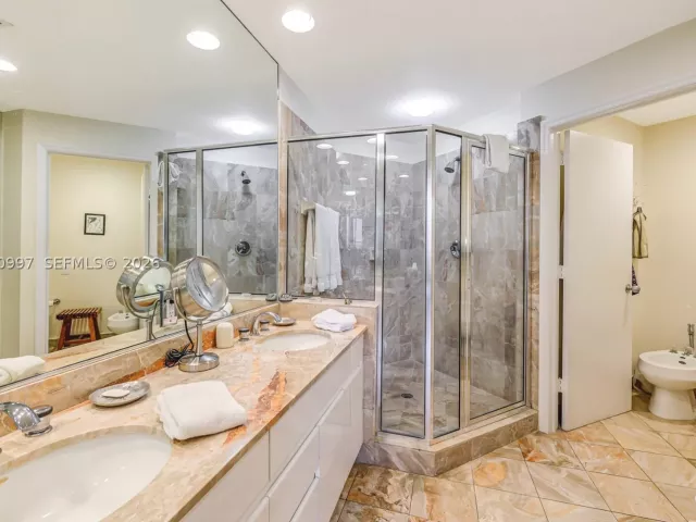2-bedroom condo for sale in Miami - 888 Brickell Key Dr 807 - MondialRealty