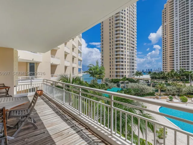 2-bedroom condo for sale in Miami - 888 Brickell Key Dr 807 - MondialRealty