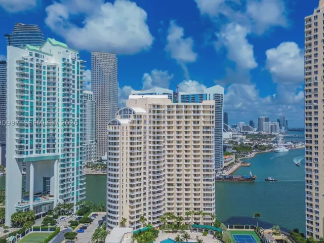 2-bedroom condo for sale in Miami - 888 Brickell Key Dr 807 - MondialRealty