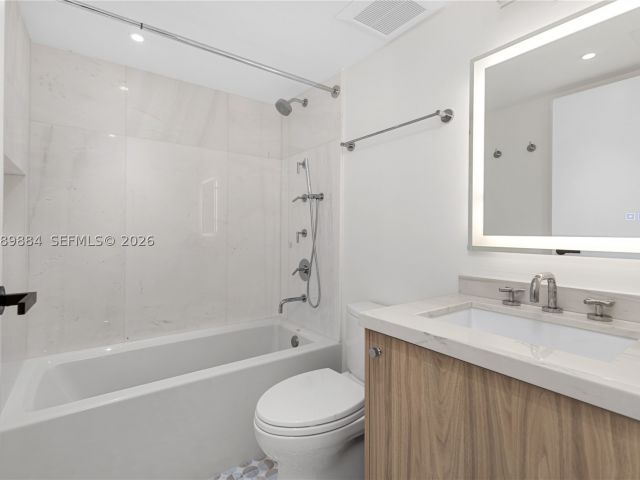 4-bedroom condo for rent in Miami Beach - 1800 Sunset Harbour Dr 1102/4 - MondialRealty