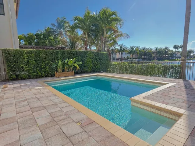 5-bedroom home for rent in Doral - 8800 NW 98th Ct - MondialRealty