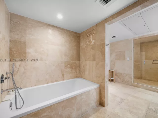3-bedroom condo for sale in Miami Beach - 102 24th St 1040 - MondialRealty