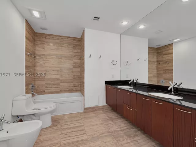 2-bedroom condo for sale in Sunny Isles Beach - 16001 collins ave 1005 - MondialRealty