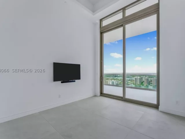 6-bedroom condo for sale in Sunny Isles Beach - 17901 Collins Ave PH-01 - MondialRealty