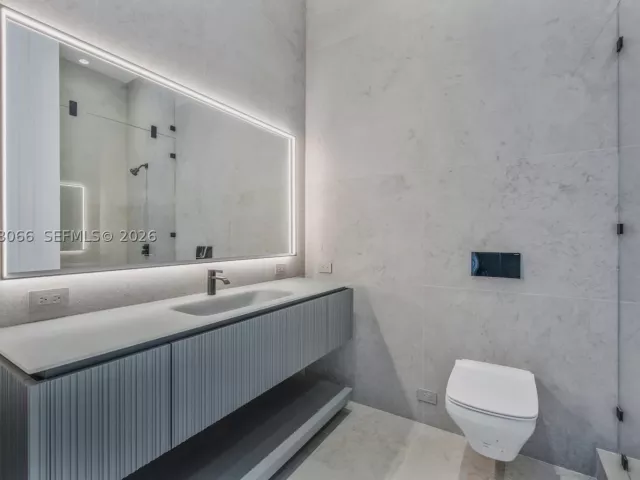 6-bedroom condo for sale in Sunny Isles Beach - 17901 Collins Ave PH-01 - MondialRealty