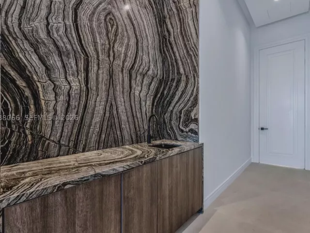 6-bedroom condo for sale in Sunny Isles Beach - 17901 Collins Ave PH-01 - MondialRealty