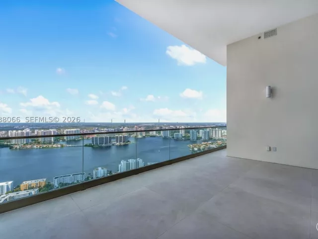6-bedroom condo for sale in Sunny Isles Beach - 17901 Collins Ave PH-01 - MondialRealty