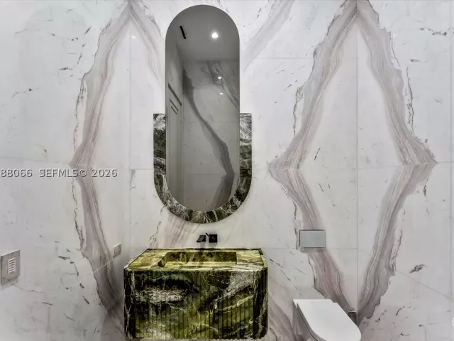 6-bedroom condo for sale in Sunny Isles Beach - 17901 Collins Ave PH-01 - MondialRealty