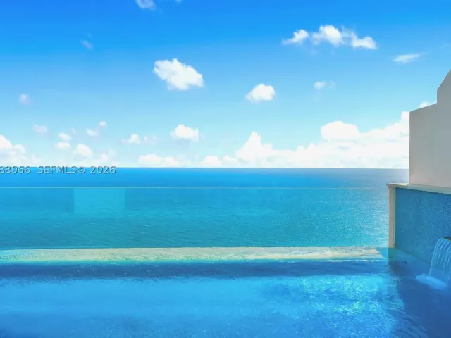 6-bedroom condo for sale in Sunny Isles Beach - 17901 Collins Ave PH-01 - MondialRealty