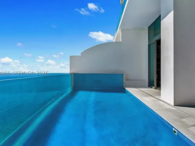 6-bedroom condo for sale in Sunny Isles Beach - 17901 Collins Ave PH-01 - MondialRealty