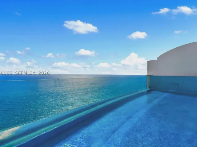 6-bedroom condo for sale in Sunny Isles Beach - 17901 Collins Ave PH-01 - MondialRealty