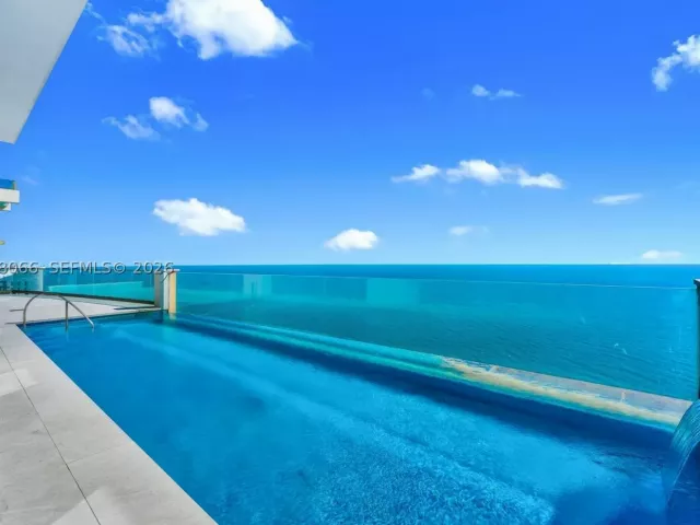 6-bedroom condo for sale in Sunny Isles Beach - 17901 Collins Ave PH-01 - MondialRealty